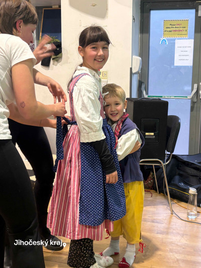 Absolventský pěvecký sbor Pramendík zpíval pro české děti a studenty v irském Dublinu