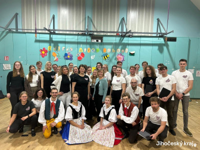 Absolventský pěvecký sbor Pramendík zpíval pro české děti a studenty v irském Dublinu