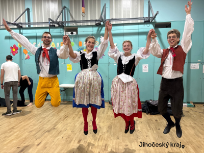 Absolventský pěvecký sbor Pramendík zpíval pro české děti a studenty v irském Dublinu