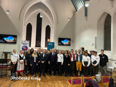 Absolventský pěvecký sbor Pramendík zpíval pro české děti a studenty v irském Dublinu