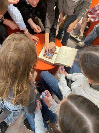 Prima řeší knižní šifru