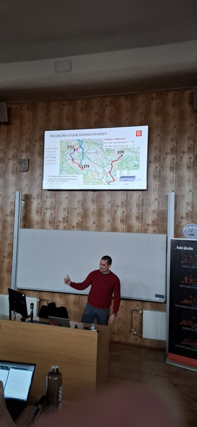 Seminaristé z fyziky na besedě o SMR