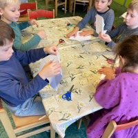 Stříháme, lepíme, mačkáme, modelujeme.  3. Třída