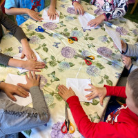 Stříháme, lepíme, mačkáme, modelujeme.  3. Třída