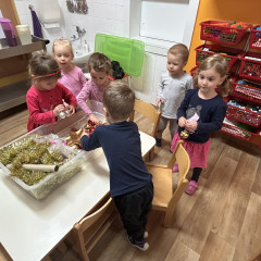 1. třída Zdobení vánočního stromečku