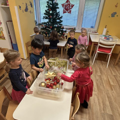 1. třída Zdobení vánočního stromečku