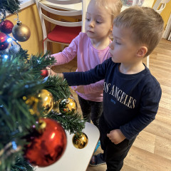 1. třída Zdobení vánočního stromečku