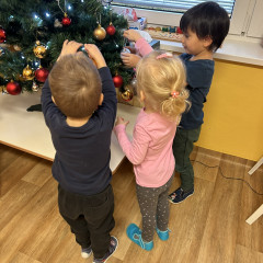 1. třída Zdobení vánočního stromečku