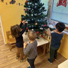 1. třída Zdobení vánočního stromečku