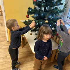 1. třída Zdobení vánočního stromečku
