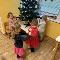 1. třída Zdobení vánočního stromečku