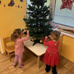 1. třída Zdobení vánočního stromečku