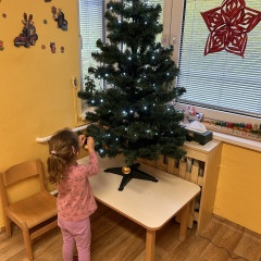 1. třída Zdobení vánočního stromečku