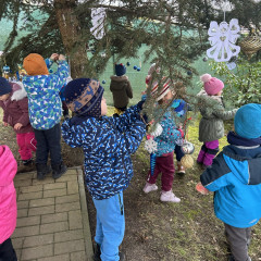 1.+2. třída Zdobení stromu před MŠ