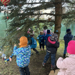 1.+2. třída Zdobení stromu před MŠ