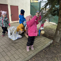 1.+2. třída Zdobení stromu před MŠ