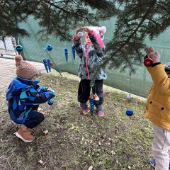 1.+2. třída Zdobení stromu před MŠ