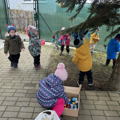 1.+2. třída Zdobení stromu před MŠ