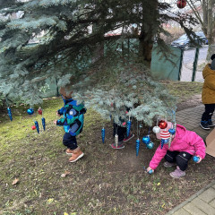 1.+2. třída Zdobení stromu před MŠ