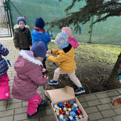 1.+2. třída Zdobení stromu před MŠ