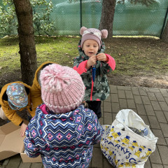 1.+2. třída Zdobení stromu před MŠ