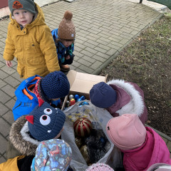 1.+2. třída Zdobení stromu před MŠ