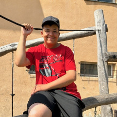 UŽÍVÁME SI HODINY TĚLOCVIKU NA HŘIŠTI