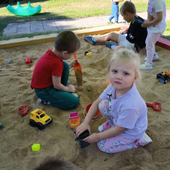 Hrajeme si, skáčeme, celý den se smějeme