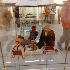 Dřevěné loutky na Alšovce  - výstavy a vycházky s občerstvením