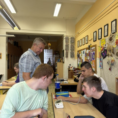 Měření krevního tlaku v hodině rodinné výchovy