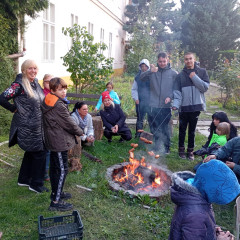 Opékání špekáčků na školní zahradě