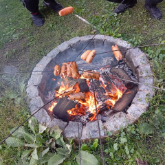 Opékání špekáčků na školní zahradě