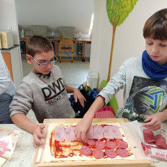 Pracovní vyučování- příprava pokrmů- šneky a pizza z listového těsta