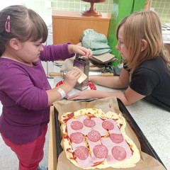 Pracovní vyučování- příprava pokrmů- šneky a pizza z listového těsta