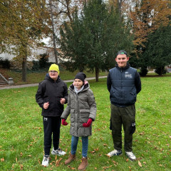 Sbírání kaštanů a listí