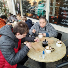 Relax v kavárně na horké čokoládě