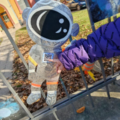 II.ZŠS- výstava venku (ZŠ Jubil. park)- Vesmír-11-25