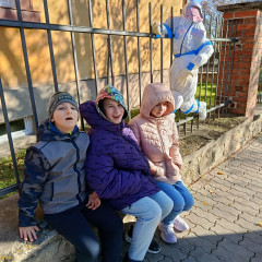 II.ZŠS- výstava venku (ZŠ Jubil. park)- Vesmír-11-25