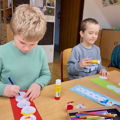 Tvoříme v družině záložku.