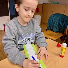 Tvoříme v družině záložku.