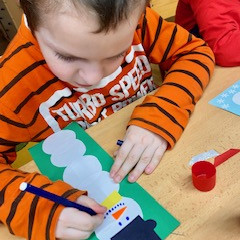 Tvoříme v družině záložku.