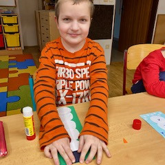 Tvoříme v družině záložku.