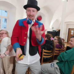 Čabík - kejklíř v tělocvičně naší školy