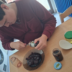 Sladké palačinky s domácí marmeládou tvoříme sami v kuchyňce.