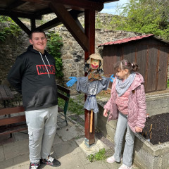 Čarodějnická plotovka na naší školní zahradě