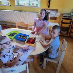 Jedna, druhá do pusinky, sladké jsou naše třešinky...