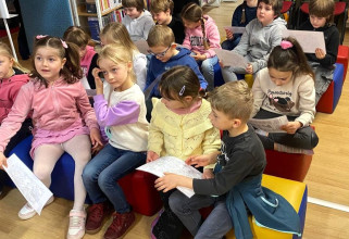 Jak se rodí knihomolové: návštěva prvňáků v knihovně