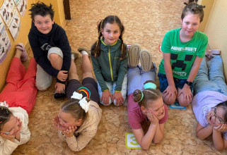 Žáci si užili Den bláznivých účesů a Beztaškový den