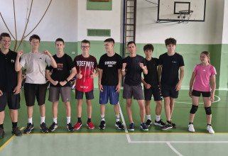Deváťáci a učitelé změřili síly na volejbalovém hřišti