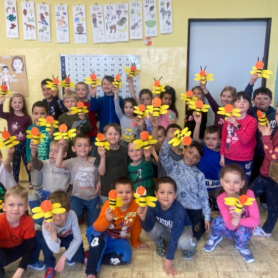 Společná práce 1.B a dětí z MŠ | 